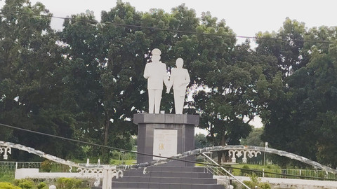 Besi pagar Monumen TD Pardede diganti bambu, Deli Serdang, Senin (29/6/2026). Foto: Amar Marpaung/kumparan