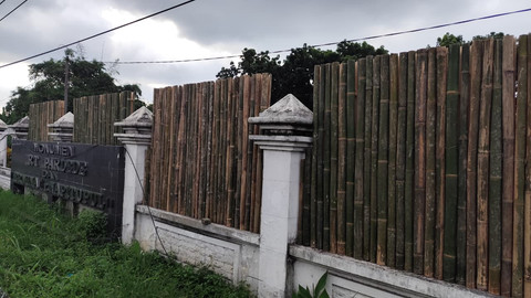 Besi pagar Monumen TD Pardede diganti bambu, Deli Serdang, Senin (29/6/2026). Foto: Amar Marpaung/kumparan