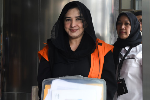 Tersangka kasus dugaan korupsi pengadaan barang dan jasa di Pemkab Pekalongan, Fadia Arafiq (kiri), tiba untuk menjalani pemeriksaan di Gedung Merah Putih KPK, Jakarta, Senin (29/6/2026). Foto: ANTARA FOTO/Reno Esnir