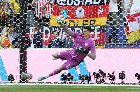 Kiper Paraguay Orlando Gill berhasil menepis tendangan penalti dari penyerang Jerman Kai Havertz dalam babak adu penalti pada laga 32 besar Piala Dunia 2026 di Boston Stadium, Foxborough, Massachusetts, AS. Senin, (29/06/2026). Foto: Amanda Perobelli/REUTERS