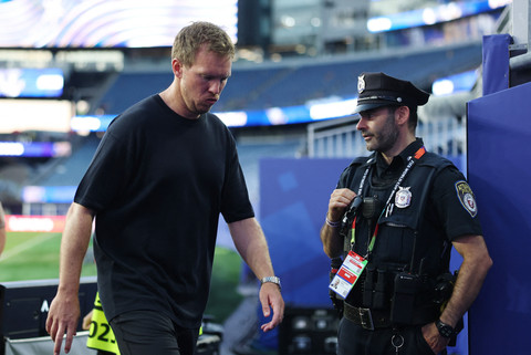 Pelatih Jerman Julian Nagelsmann tampak lesu setelah timnya dipastikan tersingkir dari Piala Dunia 2026 usai kalah dari Paraguay pada babak 32 besar di Boston Stadium, Foxborough, Massachusetts, AS, Senin, (29/6/2026). Foto: Amanda Perobelli/REUTERS