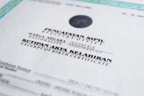 Ilustrasi akta kelahiran anak Indonesia. Foto: Arthapicture/Shutterstock
