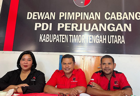 Pengurus DPC PDIP TTU saat memberikan keterangan pers terkait kasus kematian dokter Icha. Foto: kumparan