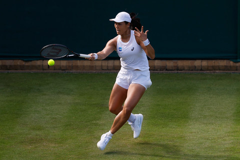 Petenis putri Indonesia Janice Tjen beraksi dalam pertandingan babak pertama melawan petenis Kanada Leylah Fernandez pada turnamen Kejuaraan Wimbledon di All England Lawn Tennis and Croquet Club, London, Inggris, Senin (29/6/2026). Foto: Andrew Couldridge/REUTERS