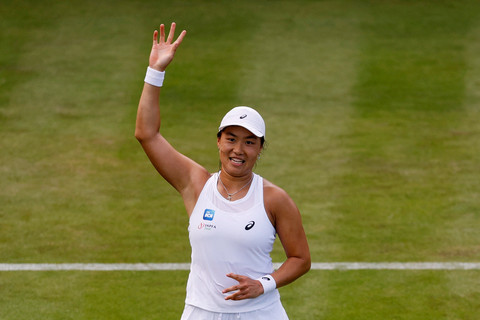 Petenis putri Indonesia Janice Tjen melakukan selebrasi setelah memenangi pertandingan babak pertama melawan petenis Kanada Leylah Fernandez pada turnamen Kejuaraan Wimbledon di All England Lawn Tennis and Croquet Club, London, Inggris, Senin (29/6). Foto: Andrew Couldridge/REUTERS