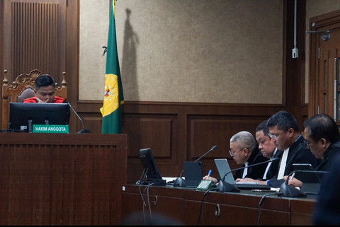 Kuasa Hukum Nadiem Makarim, saat menjalani sidang pembacaan vonis terkait kasus dugaan korupsi pengadaan Chromebook di Pengadilan Tipikor Jakarta, Selasa (30/6/2026). Foto: Iqbal Firdaus/kumparan