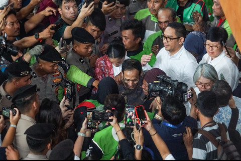 Mantan Menteri Pendidikan, Kebudayaan, Riset, dan Teknologi, Nadiem Makarim, berjalan meninggalkan gedung usai menjalani sidang pembacaan vonis terkait kasus dugaan korupsi pengadaan Chromebook di Pengadilan Tipikor Jakarta, Selasa (30/6/2026). Foto: Iqbal Firdaus/kumparan