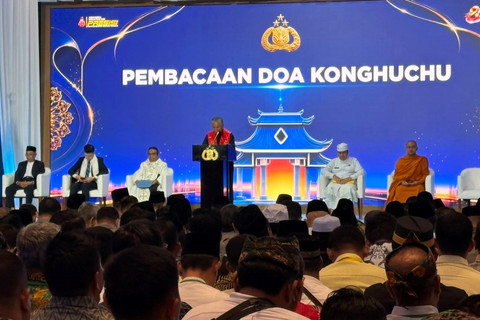 Polri menggelar doa bersama lintas agama menjelang hari Bhayangkara ke-80 di Gedung Auditorium STIK-PTIK Polri, Jakarta Selatan, Selasa (30/6/2026). Foto: Jeni Ritanti/kumparan