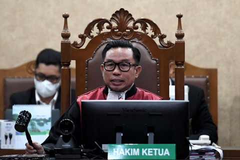 Hakim Ketua Purwanto Abdullah mengetok palu saat akan memimpin jalannya sidang pembacaan putusan terdakwa kasus dugaan korupsi pengadaan Chromebook dalam program digitalisasi pendidikan di Kemendikbudristek Nadiem Makarim di Pengadilan Tipikor. Foto: M Risyal Hidayat/ANTARA FOTO