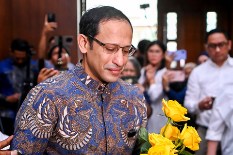 Terdakwa kasus dugaan korupsi pengadaan Chromebook dalam program digitalisasi pendidikan di Kemendikbudristek Nadiem Makarim membawa bunga mawar kuning saat akan mengikuti sidang putusan (vonis) di Pengadilan Tipikor, Jakarta, Selasa (30/6/2026). Foto: M Risyal Hidayat/ANTARA FOTO