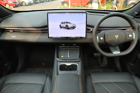 Mobil elektrifikasi terbaru Changan Deepal S05 diperkenalkan di Indonesia. Foto: Changan Indonesia