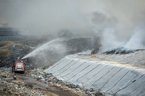 Petugas pemadam kebakaran berusaha memadamkan api di Tempat Pembuangan Akhir (TPA) Jatiwaringin, Kabupaten Tangerang, Banten, Selasa (30/6/2026). Foto: Putra M. Akbar/ANTARA FOTO