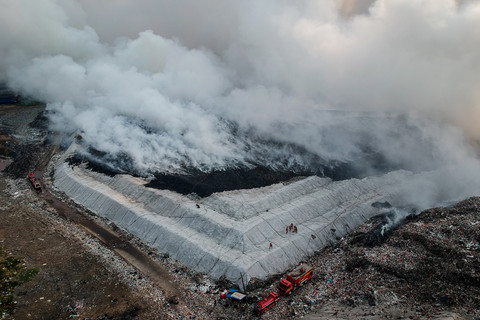 Foto udara petugas pemadam kebakaran berusaha memadamkan api di Tempat Pembuangan Akhir (TPA) Jatiwaringin, Kabupaten Tangerang, Banten, Selasa (30/6/2026). Foto: Putra M. Akbar/ANTARA FOTO 