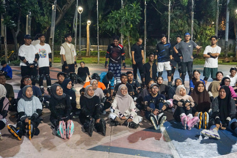 Anggota komunitas Teman Sharing Beroda beraktivitas di Taman Menteng, Jakarta, Selasa (30/6/2026). Foto: Iqbal Firdaus/kumparan