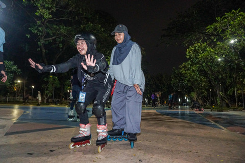 Anggota komunitas Teman Sharing Beroda beraktivitas di Taman Menteng, Jakarta, Selasa (30/6/2026). Foto: Iqbal Firdaus/kumparan