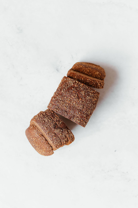 Ilustrasi roti Ontbijtkoek dan Ganjel Rel yang memiliki rupa hampir identik, sumber: https://www.pexels.com/photo/sliced-brown-bread-on-a-white-surface-8599721/