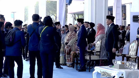 Momen Prabowo hormat kepada Jokowi saat Upacara Hari Bhayangkara di Satlat Brimob Cikeas, Rabu (1/7/2026). Foto: YouTube/ Humas Korps Brimob Polri
