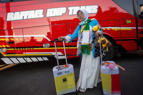 Seorang haji dari kelompok terbang (kloter) terakhir Debarkasi Kertajati membawa koper saat tiba di Pendopo Indramayu, Jawa Barat, Selasa (30/6/2026). Foto: Dedi Suwidiantoro/ANTARA FOTO