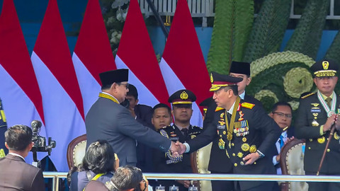 Momen Presiden RI Prabowo Subianto dianugerahkan medali kehormatan Loka Praja Samrakshana oleh Kapolri Jenderal Listyo Sigit Prabowo saat Upacara Hari Bhayangkara di Satlat Brimob Cikeas, Rabu (1/7/2026). Foto: YouTube/ Humas Korps Brimob Polri