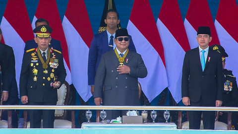 Momen Presiden RI Prabowo Subianto dianugerahkan medali kehormatan Loka Praja Samrakshana oleh Kapolri Jenderal Listyo Sigit Prabowo saat Upacara Hari Bhayangkara di Satlat Brimob Cikeas, Rabu (1/7/2026). Foto: YouTube/ Humas Korps Brimob Polri