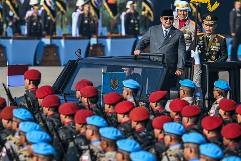 Presiden Prabowo Subianto (kiri) didampingi Kapolri Jenderal Pol Listyo Sigit Prabowo (kanan) menginspeksi pasukan pada upacara HUT Ke-80 Bhayangkara di Pusat Latihan Brimob Polri, Cikeas, Bogor, Jawa Barat, Rabu (1/7/2026). Foto: Bayu Pratama S/ANTARA FOTO