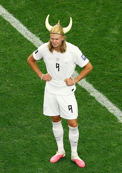 Pemain timnas Norwegia, Erling Haaland, mengenakan mahkota viking saat merayakan kelolosan timnya ke babak 16 besar Piala Dunia 2026 setelah pertandingan melawan Pantai Gading di Dallas Stadium, Arlington, Texas, Amerika Serikat, Selasa (30/6/2026). Foto: Issei Kato/REUTERS