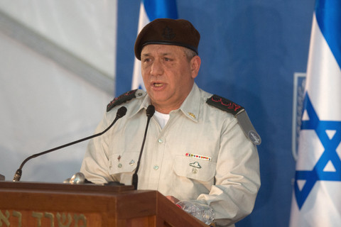 Kepala Staf baru Israel, Gadi Eisenkot, menyampaikan pidato dalam upacara pelantikannya di kantor Perdana Menteri di Yerusalem, Senin (16/2/2015). Foto: Menahem Kahana/AFP
