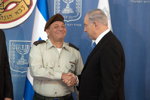 Saat Kepala stafIsrael, Gadi Eisenkot, berjabat tangan dengan Perdana Menteri Israel, Benjamin Netanyahu, disaksikan oleh Menteri Pertahanan Moshe Yaalon dalam upacara pelantikan di Yerusalem, Senin (16/2/2015). Foto: Menahem Kahana/AFP