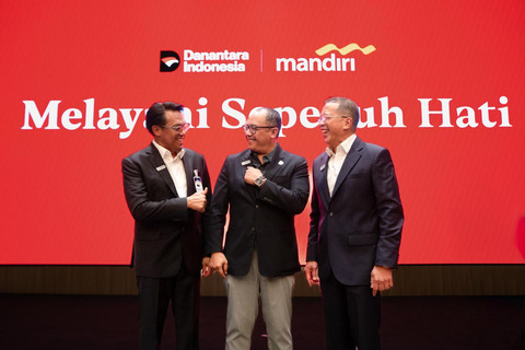 Director Chief Marketing Officer (CMO) PT Danantara Asset Management Dendi T. Danianto (tengah), Wakil Direktur Utama Bank Mandiri Henry Panjaitan (kiri), dan Direktur Operations Bank Mandiri Timothy Utama dalam sosialisasi CX100 "Melayani Sepenuh Hati" di Nawasena Mandiri University, Jakarta, Senin (29/6). Foto: Dok. Bank Mandiri
