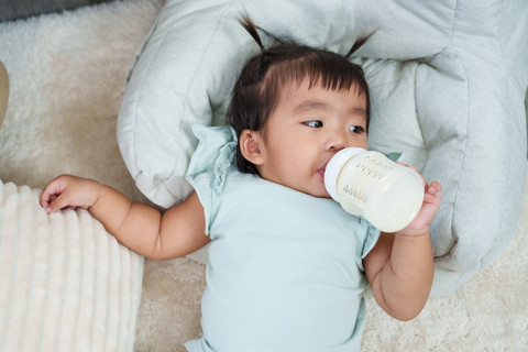 Ilustrasi anak minum susu formula. Foto: Shutterstock