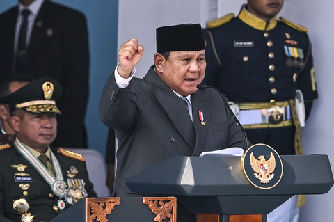 Presiden Prabowo Subianto (tengah) menyampaikan pidatonya saat menjadi inspektur upacara HUT Ke-80 Bhayangkara di Pusat Latihan Brimob Polri, Cikeas, Bogor, Jawa Barat, Rabu (1/7/2026). Foto: Bayu Pratama S/ANTARA FOTO