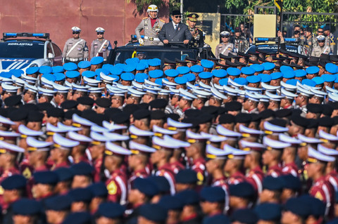 Presiden Prabowo Subianto (tengah) didampingi Kapolri Jenderal Pol Listyo Sigit Prabowo (kanan) menginspeksi pasukan pada upacara HUT Ke-80 Bhayangkara di Pusat Latihan Brimob Polri, Cikeas, Bogor, Jawa Barat, Rabu (1/7/2026). Foto: Bayu Pratama S/ANTARA FOTO