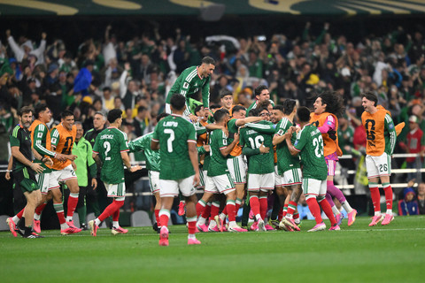 Pesepakbola Timnas Meksiko berselebrasi usai Julian Quinones membobol gawang Timnas Ekuador dalam pertandingan 32 besar Piala Dunia 2026 di di Stadion Azteca, Mexico City, Meksiko, Selasa (30/6/2026). Foto: ANTARA FOTO/Aditya Pradana Putra