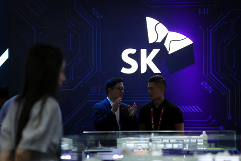 Orang-orang berdiri di dekat logo SK Hynix di stan produsen cip asal Korea Selatan tersebut dalam acara China International Supply Chain Expo (CISCE) di Beijing, China, Senin (22/6/2026). Foto: Florence Lo/REUTERS