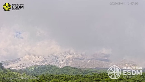 Gunung Merapi mengeluarkan awan panas guguran sejauh 2 kilometer pada Rabu (1/7/2026). Foto: Dok. BPPTKG