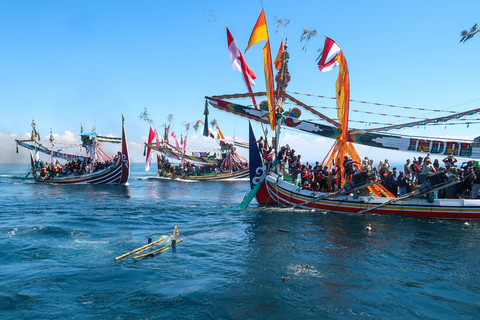 Warga melarung gitik (sesaji) ke laut pada prosesi ritual Petik Laut di Perairan Muncar, Banyuwangi, Jawa Timur, Rabu (1/7/2026). Foto: Budi Candra Setya/ANTARA FOTO