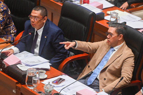 Ketua Komisi I DPR Utut Adianto (kiri) bersama Wakil Ketua Komisi I Dave Akbarshah Fikarno Laksono (kanan) memimpin rapat kerja dengan pemerintah di Kompleks Parlemen, Senayan, Jakarta, Rabu (1/7/2026). Foto: Rivan Awal Lingga/ANTARA FOTO