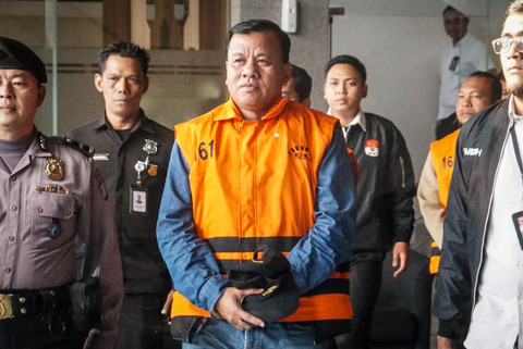 Bupati Kuantan Singingi (Kuansing) Suhardiman Amby (tengah) mengenakan rompi tahanan berjalan menuju mobil tahanan usai menjalani pemeriksaan di Gedung Merah Putih KPK, Jakarta, Rabu (1/7/2026). Foto: Iqbal Firdaus/kumparan