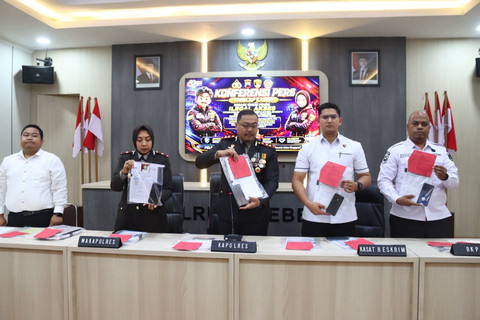 Jumpa pers kasus presensi fiktif di lingkungan Pemkab Brebes. Foto: Dok. Polres Brebes