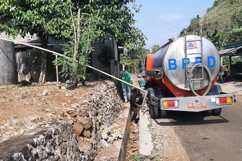 Badan Penanggulangan Bencana Daerah (BPBD) Gunungkidul melakukan dropping air bersih di wilayah Pedukuhan Kemesu, Kalurahan Semugih, Kapanewon Rongkop. Foto: BPBD Gunungkidul