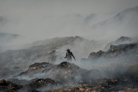 Pemulung memilah sampah pada tumpukan sampah yang terbakar di Tempat Pembuangan Akhir (TPA) Jatiwaringin, Kabupaten Tangerang, Banten, Rabu (1/7/2026). Foto: Putra M. Akbar/ANTARA FOTO 