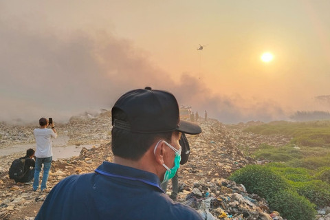 Dua unit helikopter berusaha memadamkan api di Tempat Pembuangan Akhir (TPA) Jatiwaringin, Kabupaten Tangerang, Banten, Rabu (1/7/2026). Foto: kumparan