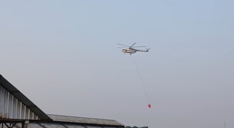 Dua unit helikopter berusaha memadamkan api di Tempat Pembuangan Akhir (TPA) Jatiwaringin, Kabupaten Tangerang, Banten, Rabu (1/7/2026). Foto: kumparan