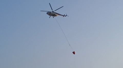 Dua unit helikopter berusaha memadamkan api di Tempat Pembuangan Akhir (TPA) Jatiwaringin, Kabupaten Tangerang, Banten, Rabu (1/7/2026). Foto: kumparan
