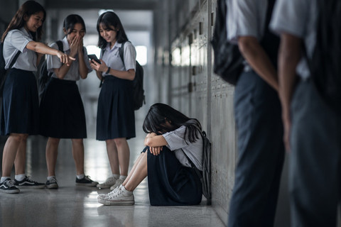 Perundungan meninggalkan luka batin yang tak terlihat dan dapat mengubah masa depan remaja. Gambar ini dihasilkan oleh Gemini AI