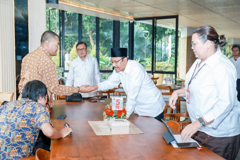 Menteri Sosial Saifullah Yusuf (Gus Ipul) saat menerima audiensi Ketua Umum Pertuni Setiawan Gema Budi di Kafe Selalu Ada Kopi, Gedung Kemensos, Jakarta, pada Rabu (1/7/2026). Foto: Kemensos RI