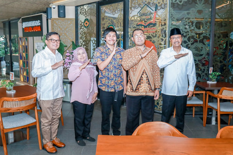 Menteri Sosial Saifullah Yusuf (Gus Ipul) saat menerima audiensi Ketua Umum Pertuni Setiawan Gema Budi di Kafe Selalu Ada Kopi, Gedung Kemensos, Jakarta, pada Rabu (1/7/2026). Foto: Kemensos RI