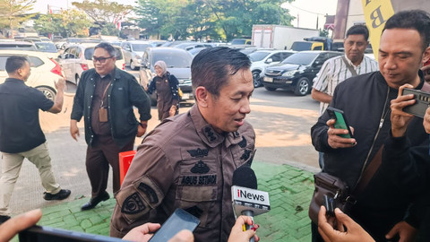 Asisten Tindak Pidana Umum Kejaksaan Tinggi Jawa Barat, Agus Setiadi, saat tiba di Dir PPA & PPO Polda Jabar untuk persiapan rekonstruksi kasus Taufik Hidayat, Kamis (2/7/2026). Foto: Abisatya/kumparan