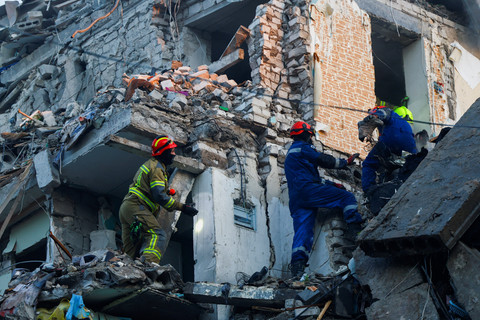Tim penyelamat bekerja di lokasi gedung apartemen yang rusak akibat serangan rudal dan drone Rusia semalam, di tengah serangan Rusia terhadap Ukraina, di Kiev, Ukraina, Kamis (2/7/2026). Foto: Valentyn Ogirenko/REUTERS