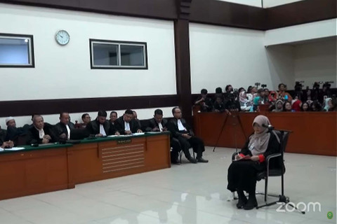 Sidang dr. Tifauzia Tyassuma alias Dokter Tifa di Pengadilan Negeri Jakarta Timur, Kamis (2/7/2026). Foto: YouTube/ PN Jakarta Timur